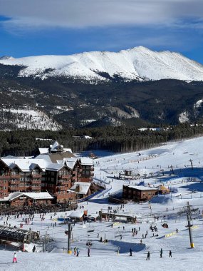 Colorado 'da Breckenridge Kayak Merkezi' nde 8. Tepe 'de kayak kulübesi. Muhteşem kış manzarasının zirvesi.