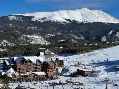 Colorado 'da Breckenridge Kayak Merkezi' nde 8. Tepe 'de kayak kulübesi. Muhteşem kış manzarasının zirvesi.