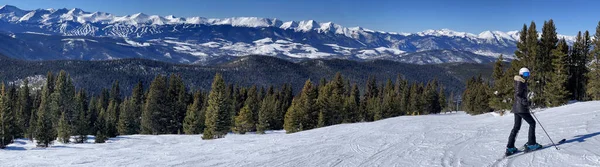 Прекрасна Панорамна Фотографія Зимового Пейзажу Гори Вкриті Снігом Над Чистим — стокове фото