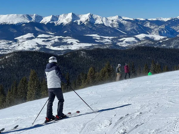 滑雪者在斜坡上俯瞰冬季美景 在晴朗的天气里 科罗拉多州的落基山脉被白雪覆盖在晴朗的蓝天之上 — 图库照片