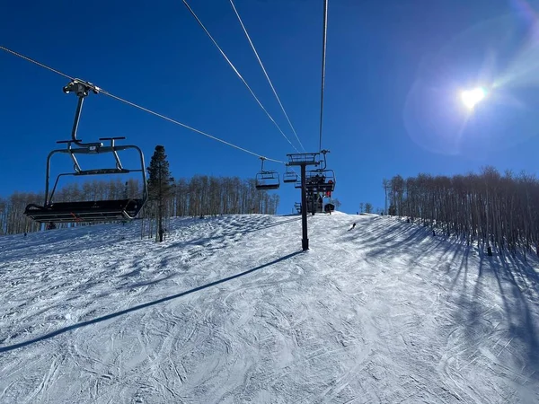 Zonnige Winterdag Bij Skigebied Stoeltjeslift Naar Top — Stockfoto