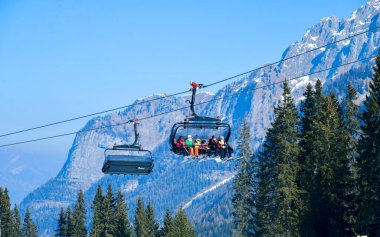 Madonna di Campiglio Ski Resort, İtalya, Avrupa 'da Brenta Dolomites bölgesinde yer almaktadır. Kayakçılar ve snowboardcular zirveye çıkıyor..