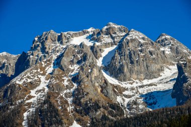 Brenta Dolomitlerinin zirveleri, Avrupa 'daki Madonna di Campiglio Kayak Merkezi' nde. Açık mavi gökyüzü ile güneşli güzel bir gün.