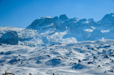 Madonna di Campiglio Kayak Tatil Köyü, İtalya, Avrupa 'daki Brenta Dolomitleri bölgesinde yer almaktadır..