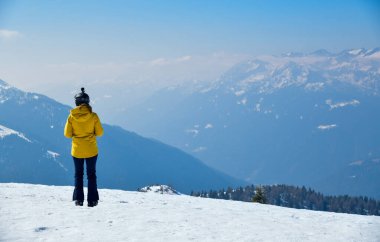 İtalya, Avrupa 'daki Brenta Dolomitleri bölgesinde bulunan Madonna di Campiglio Kayak Tesisi' nin kış manzarası nefes kesici.. 