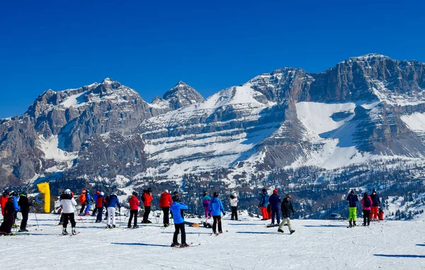 Lyžaři Snowboardisté Užívají Krásný Slunečný Den Lyžařském Středisku Madonna Campiglio — Stock fotografie