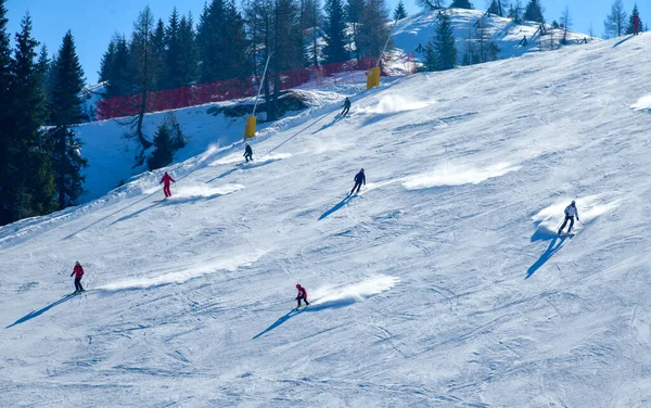 Вид Madonna Campiglio Resort Прекрасный Зимний День Лыжники Катаются Лыжах — стоковое фото