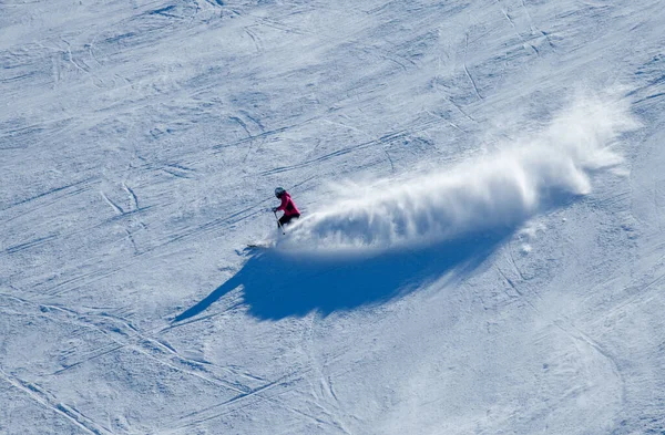 意大利玛丹娜 坎皮利奥滑雪度假村冬季天气晴朗 滑雪者在新雪中下山的动态照片 — 图库照片