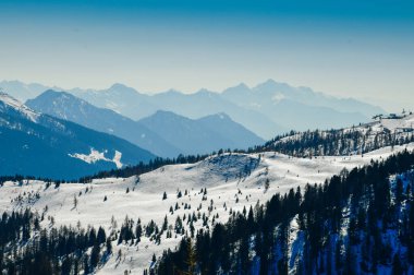 Val di Sole Vadisi, İtalya 'da Pejo Kayak Tesisi. Avrupa. İtalyan Alplerinden kış manzarası.