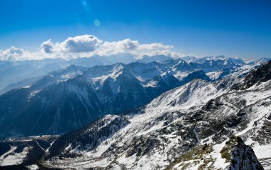 Val di Sole Vadisi, İtalya 'da Pejo Kayak Tesisi. Avrupa. İtalyan Alplerinden kış manzarası.