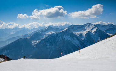 Kayak parkurundan Val di Sole Valley, İtalya 'ya kadar nefes kesici bir manzara. Avrupa. Stelvio Ulusal Parkı, Trentino, Alpler İtalya.