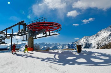 İtalya 'nın Val di Sole Vadisi' ndeki Pejo Kayak Tesisi 'nde başkanlık. Avrupa. 