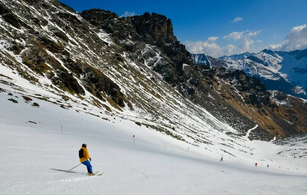 Skiën Afdaling Bij Prachtig Winterlandschap Van Stelvio National Park Pejo — Stockfoto
