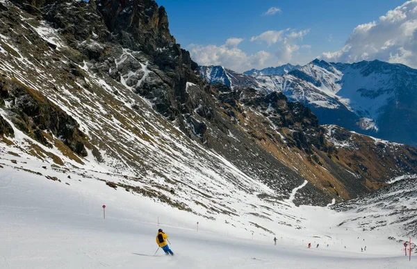 Esquiar Cuesta Abajo Hermoso Paisaje Invierno Del Parque Nacional Stelvio —  Fotos de Stock