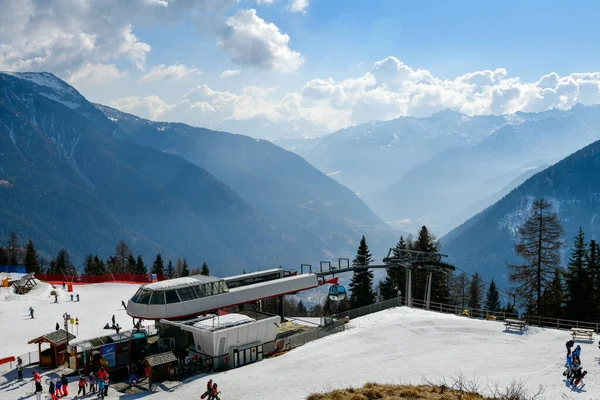 Esquiadores Snowboarders Topo Montanha Pejo Ski Resort Incrível Vista Para — Fotografia de Stock