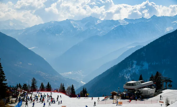Pejo Kayak Tesisindeki dağın tepesinde kayakçılar ve snowboardcular. Val di Sole Vadisi, İtalya 'nın muhteşem manzarası. Avrupa. 