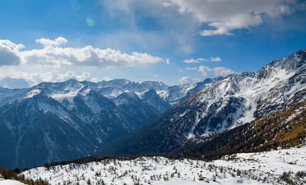 ペジョスキーリゾートで美しい晴れた日 イタリアのヴァル ソーレ渓谷への素晴らしいトップビュー ヨーロッパ — ストック写真