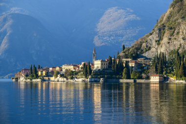 İtalya 'da Como Gölü kıyısındaki küçük bir kasabaya güzel bir manzara. Arka planda Alp Dağlarının Silueti. 