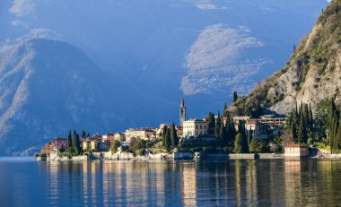 İtalya 'da Como Gölü kıyısındaki küçük bir kasabaya güzel bir manzara. Arka planda Alp Dağlarının Silueti. 