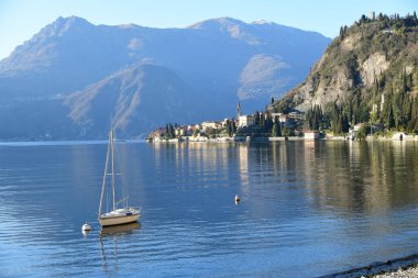 Como Gölü manzaralı, İtalyan göllerinin en büyüğü. Alplerin eteklerinde. Turizm için ünlü tatil beldesi. 