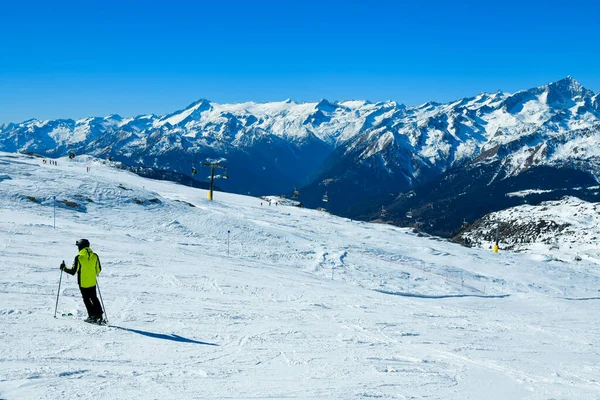 Narty Ośrodku Narciarskim Madonna Campiglio Położonym Terenie Dolomitów Brenta Włoszech — Zdjęcie stockowe