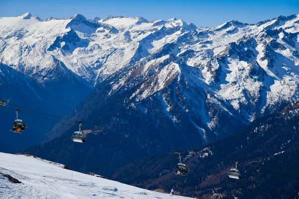 位于意大利布伦塔白云石地区的Madonna Campiglio Ski度假村美丽的冬季风景 滑雪者和滑雪者登上山顶担任主席 — 图库照片