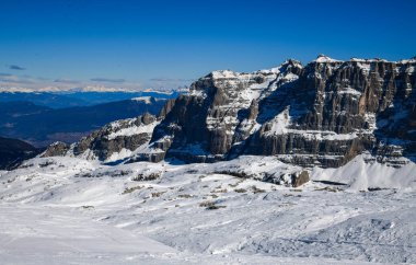 Brenta Dolomites, Avrupa 'daki Madonna di Campiglio Kayak Merkezi' nde. Açık mavi gökyüzü ile güneşli güzel bir gün.
