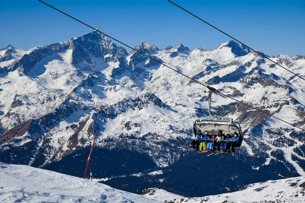 マドンナ カンピリオスキーリゾート イタリア ヨーロッパのブレンタドロミテのエリアに位置しています 山頂まで登れるスキーヤーやスノーボーダーとのチェアリフト — ストック写真