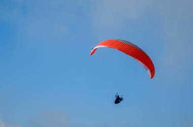 İtalya 'nın kuzeyindeki Trentino' da Val Rendena 'daki Pinzolo Kayak Tesisi' ne paraglid uçuşları..