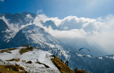 İtalya 'nın kuzeyindeki Trentino' da Val Rendena 'daki Pinzolo Kayak Tesisi' ne paraglid uçuşları..
