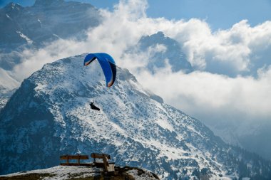 İtalya 'nın kuzeyindeki Trentino' da Val Rendena 'daki Pinzolo Kayak Tesisi' ne paraglid uçuşları..