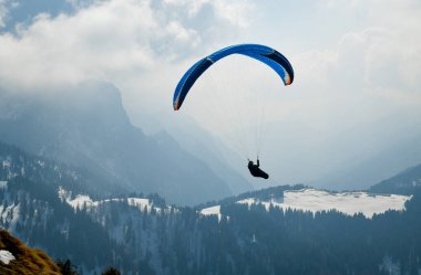 İtalya 'nın kuzeyindeki Trentino' da Val Rendena 'daki Pinzolo Kayak Tesisi' ne paraglid uçuşları..
