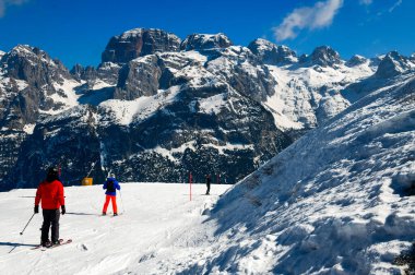 Val Renda 'daki Pinzolo Kayak Tatil Köyü' nde kış mevsimi başlar ve çok güzel bir manzarası vardır: Brenta Dolomitleri, İtalya. Avrupa.