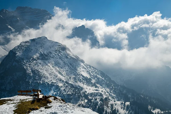 意大利北部阿尔卑斯山特伦蒂诺Val Rendena的Pinzolo Ski度假村冬季奇景 — 图库照片