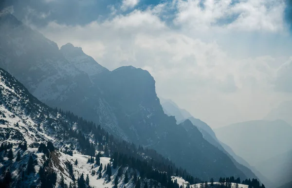 意大利特伦蒂诺Val Rendena的Pinzolo Ski度假村冬季风景非常迷人 意大利著名阿尔卑斯山的壮丽景色 — 图库照片