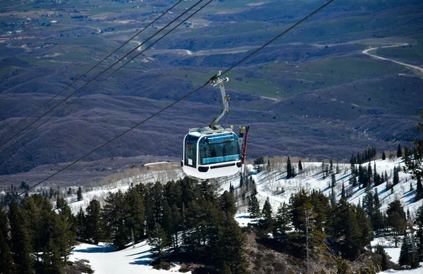 贡多拉电梯在犹他州的雪盆滑雪度假村上升 让人惊叹的山谷景观 — 图库照片