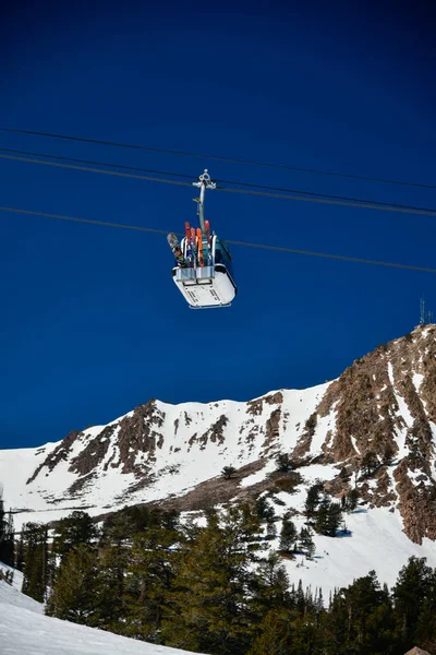 贡多拉电梯在犹他州的雪盆滑雪度假村上升 周围岩石群山的美丽风景 — 图库照片