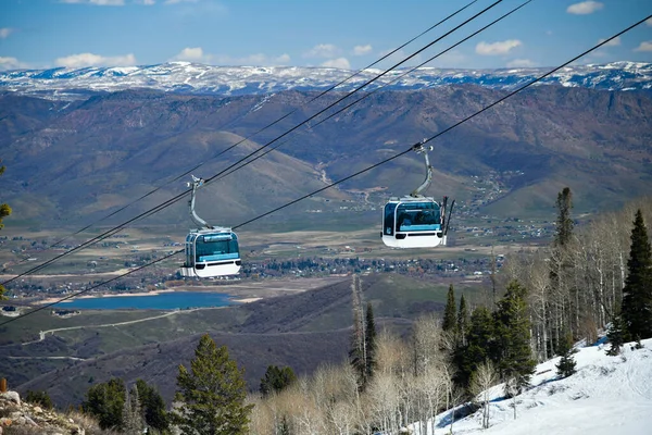 贡多拉电梯在犹他州的雪盆滑雪度假村上升 让人惊叹的山谷景观 — 图库照片