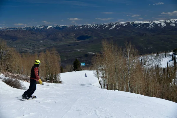 Snowboarder Downhill Snowbasin Ski Resort Utah Early Spring Weather Conditions — Stockfoto