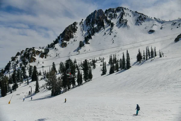 犹他州雪盆滑雪度假村的椅子电梯和雪坡 早春天气条件下的滑雪和滑雪板 — 图库照片