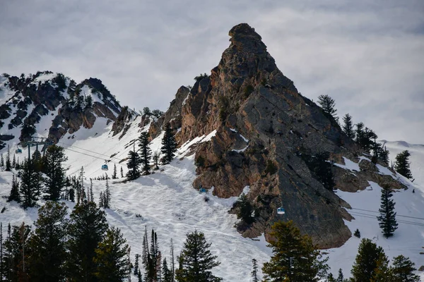 Piękny Krajobraz Ośrodku Narciarskim Snowbasin Utah Śnieżne Stoki Skaliste Góry — Zdjęcie stockowe