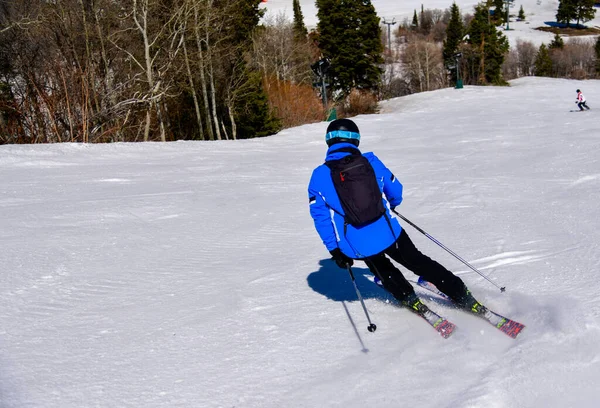 Skiing Downhill Beautiful Sunny Day Snowbasin Ski Resort Utah Spring — Foto de Stock