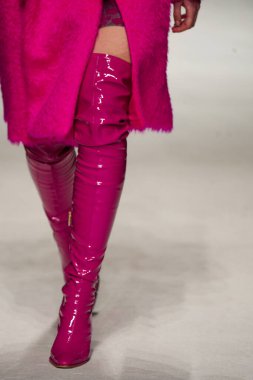 MİLAN, İTALYA - 24 Şubat 2022 'de Milano Moda Haftası / Kış 2023' te İtalya 'nın Milano kentinde düzenlenen Genny defilesinde bir model podyumda yürüyor..