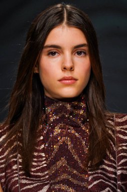 MİLAN, İTALYA - 24 Şubat 2022 'de Milano Moda Haftası / Kış 2023' te İtalya 'nın Milano kentinde düzenlenen Genny defilesinde bir model podyumda yürüyor..