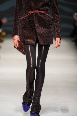 MİLAN, İTALYA - 24 Şubat 2022 'de Milano Moda Haftası / Kış 2023' te İtalya 'nın Milano kentinde düzenlenen Genny defilesinde bir model podyumda yürüyor..