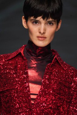 MİLAN, İTALYA - 24 Şubat 2022 'de Milano Moda Haftası / Kış 2023' te İtalya 'nın Milano kentinde düzenlenen Genny defilesinde bir model podyumda yürüyor..