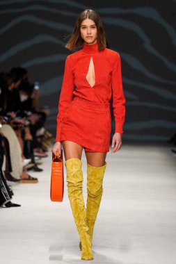 MİLAN, İTALYA - 24 Şubat 2022 'de Milano Moda Haftası / Kış 2023' te İtalya 'nın Milano kentinde düzenlenen Genny defilesinde bir model podyumda yürüyor..