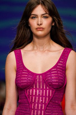 MİLAN, İTALYA - 24 Şubat 2022 'de Milano Moda Haftası / Kış 2023' te İtalya 'nın Milano kentinde düzenlenen Genny defilesinde bir model podyumda yürüyor..