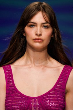 MİLAN, İTALYA - 24 Şubat 2022 'de Milano Moda Haftası / Kış 2023' te İtalya 'nın Milano kentinde düzenlenen Genny defilesinde bir model podyumda yürüyor..