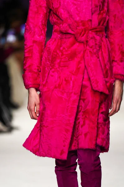 MİLAN, İTALYA - 24 Şubat 2022 'de Milano Moda Haftası / Kış 2023' te İtalya 'nın Milano kentinde düzenlenen Genny defilesinde bir model podyumda yürüyor..